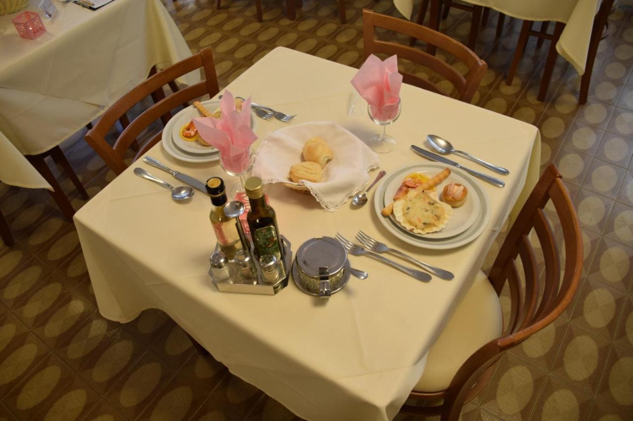 Hotel Lora Rimini Eksteriør bilde